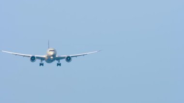 Ticari jet uçakları inişe yaklaşıyor. Gökyüzünde tanınmayan bir uçak var. Turizm seyahati kavramı