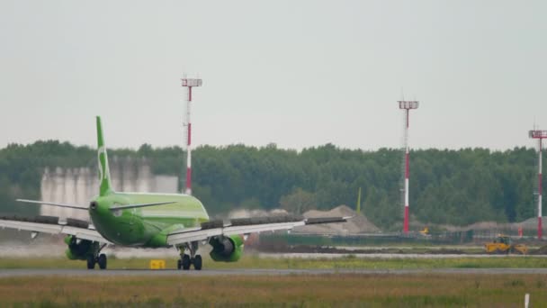 Novosibirsk Russian Federation Juli 2022 Vliegtuig Van Airlines Klapt Remt — Stockvideo