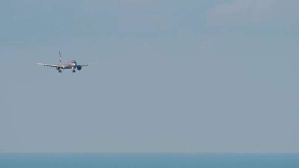 ロシア 2022年7月28日 ソチ空港に着陸する前に長時間の旅客機エアバスA321アエロフロートの撮影 飛行機便 観光と旅行のコンセプト — ストック動画