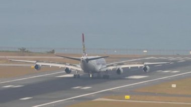 PHUKET, THAILAND - 11 Şubat 2023: Edelweiss Havaalanı 'nda Edelweiss Air Airbus A340 yolcu uçağı. Flaplar yukarı, yavaşlama.