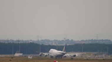 FRANKFURT AM MAIN, ALMANY - 20 Temmuz 2017: Birleşik Havayolları 'ndan Boeing 747, Frankfurt havaalanından kalkış, düşük ihtimal. Çift katlı jumbo jet kalkıyor.