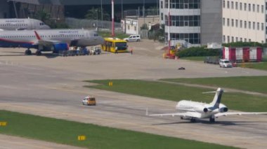 SOCHI, RUSSIA - 31 Temmuz 2022: Soçi havaalanında Privat jet uçağı. Bombacı Global 6000 süper uzun yük gemisi. Beni havaalanına kadar takip et.
