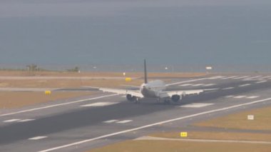 Uçak piste indikten sonra fren yapıyor. Tanımlanamayan bir uçak adaya geliyor. Turizm ve seyahat kavramı