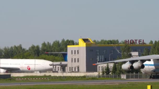 ロシア連邦のノヴォシビルスク 2022年6月12日 トルマチェヴォ空港に着陸後の映像輸送機Il76Mdの課税 Il76ソ連重軍用輸送機 — ストック動画