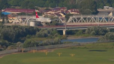 SOCHI, RUSSIA - 29 Temmuz 2022: Boeing 737 Nordwind 'in Sochi havaalanına iniş yapması uzak ihtimal. Uçak sineklerinin görüntüsü, yan görüş. Turizm ve seyahat kavramı