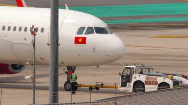 PHUKET, THAILAND - 25 Şubat 2023: Traktör yolcu uçağı Viet Jet 'i Phuket havaalanında piste çekiyor. Uçak havalanmaya hazır. Turizm ve seyahat kavramı