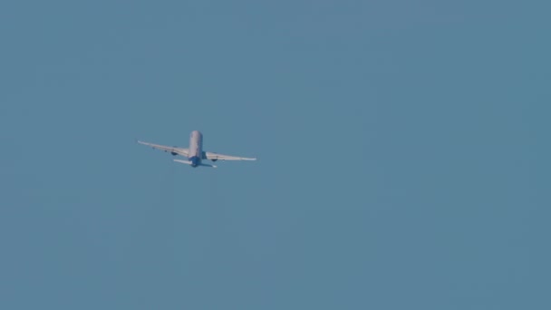 Kék Égbolton Való Felszállás Után Felszálló Utasszállító Repülőgép Visszapillantás Távolra — Stock videók