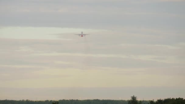 Самолет Взлетает Рассвете Вид Сзади Длинный Самолет Высоко Небе Вид — стоковое видео