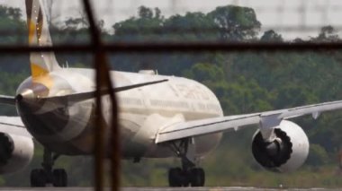 PHUKET, THAILAND - 15 Şubat 2023: Boeing 787-9 Dreamliner, Etihad Havayolları 'nın A6-BNB' si Phuket Havaalanı 'nda kalkış için hızlanıyor. Turizm ve seyahat kavramı