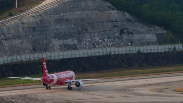 Phuket Thailand Fevereiro 2023 Airbus A320 Avião Airasia Taxiing Aeroporto — Vídeo de Stock