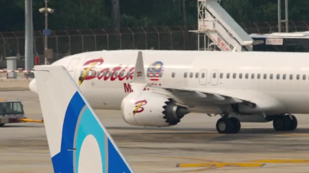 Phuket Thailand Fevereiro 2023 Trator Puxa Avião Boeing 737 Max — Vídeo de Stock