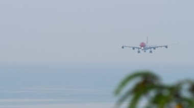 Yolcu uçağı Phuket havaalanına iniyor. Uçak uçar. Uçak iniyor. Turizm ve seyahat kavramı