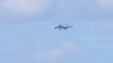 PHUKET, THAILAND - 4 Şubat 2023: Ticari uçak Airbus A350 Finnair inişi. Phuket Havaalanı 'na inen yolcu uçağının uzun bir görüntüsü. Turizm ve seyahat kavramı