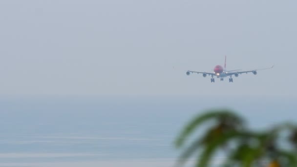Avión Pasajeros Aterrizando Aeropuerto Phuket Avión Vuela Llegada Del Avión — Vídeos de Stock