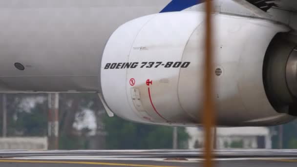 Phuket Thailand 2023 Június Repülőgép Gurulóúton Repülőgép Hajtómű Futómű Repülőtéri — Stock videók