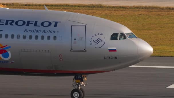 タイのプーケット 2023年2月8日 エアバスA330 アエロフロート100年のRa 73785プーケット空港でのライバルタクシー 中ショット 観光旅行のコンセプト — ストック動画