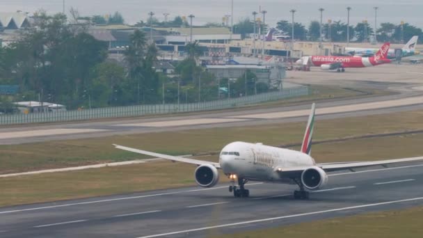 Phuket Tajlandia Luty 2023 Nagranie Startu Boeinga 777 Emirates Lotnisku — Wideo stockowe