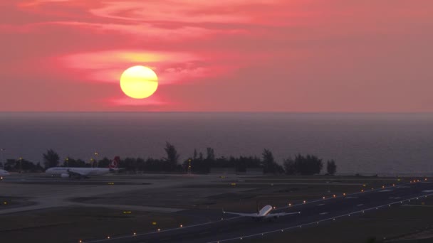 Phuket Thailand Φεβρουαριου 2023 Πλάνα Αναχώρησης Επιβατικών Αεροπλάνων Στο Αεροδρόμιο — Αρχείο Βίντεο