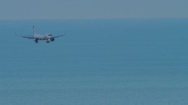 SOCHI, RUSSIA - 29 Temmuz 2022: Ural Havayollarının sivil uçakları Soçi havaalanına inmeden önce yaklaşıyor. Turizm ve seyahat kavramı