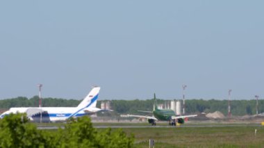 NOVOSIBIRSK, Rusya Federasyonu - 12 Haziran 2022: Tolmachevo havaalanına indikten sonra frenlenen S7 Airlines yolcu uçağı. Turizm ve seyahat kavramı