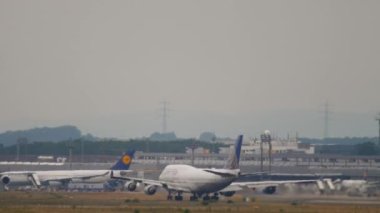 FRANKFURT AM MAIN, ALMANY - 20 Temmuz 2017: büyük geniş gövdeli uçak pistte, yan görüş. Birleşik Havayolları 'ndan Boeing 747, Frankfurt havaalanından kalkıyor.