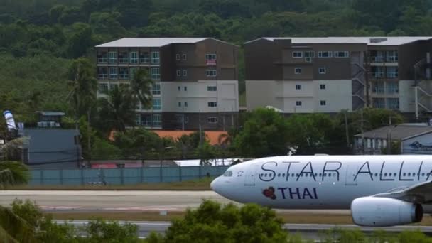 Phuket Tailandia Noviembre 2019 Avión Jet Thai Airways Con Librea — Vídeo de stock