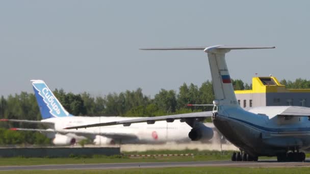 ロシア連邦のノヴォシビルスク 2022年6月12日 トルマチェヴォ空港での輸送機Il 76の課税 76ソ連重軍用輸送機 — ストック動画
