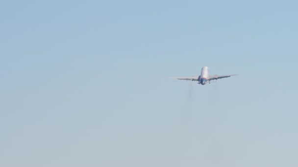 왼쪽시야 하늘에 비행기 수송선이 올라가고 비행기 광고를 복사의 — 비디오