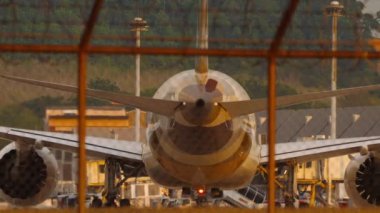 PHUKET, THAILAND - 20 Şubat 2023: Etihad Havaalanındaki havaalanında taksicilik yapan Etihad Havayolları 'ndan Boeing 787 Dreamliner yolcu uçağı. Gün batımında takside bir uçak görüntüsü.