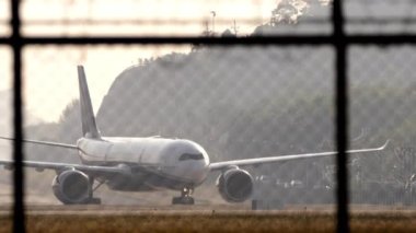 PHUKET, THAILAND - 24 Şubat 2023: Yolcu uçağı Airbus A330, Sunclass Airlines 'dan OY-VKJ Phuket Havaalanı' nda taksicilik yapıyor. Arka planda uçak var. Uçağın taksideki görüntüsü. Seyahat kavramı