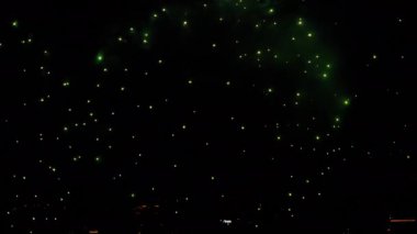 Gece gökyüzünde renkli havai fişekler patlıyor. Kutlamalar ve olaylar parlak renklerle