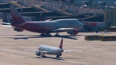 SOCHI, RUSSIA - 28 Temmuz 2022: Rossiya 'dan Boeing 747, Sochi havaalanına indikten sonra terminale gidiyor. Turizm ve seyahat konsepti. Hava trafiği. Airbus Nordwind havaalanında.