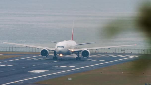 Phuket Thailand Februari 2023 Boeing 777 Emiraten Stijgen Luchthaven Van — Stockvideo