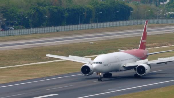 Phuket Thailand 2023年2月3日 波音公司777 73272 Pegas Fly在普吉机场着陆后刹车 宽体板到达 — 图库视频影像