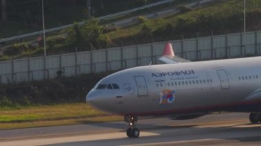 PHUKET, THAILAND - ŞUBAT 08, 2023: Phuket Havaalanında taksicilik yapan Aeroflot Airbus A330. Pistteki uçak. Taksi yolundaki görüntüler.