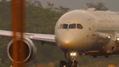 PHUKET, THAILAND - 20 Şubat 2023: Orta görüş, Boeing 787 Dreamliner, Etihad Havayolları 'nın A6-BNC' si inişten sonra fren yapıyor. Havaalanı. Turizm ve seyahat kavramı
