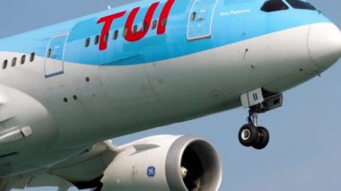PHUKET, THAILAND - 24 Şubat 2023: Kapan, TUI Boeing 787 Phuket havaalanına inmeden önce yaklaşıyor. Yan görüş, yolcu uçağı geliyor. Uçak sineklerinin görüntüleri. Seyahat kavramı