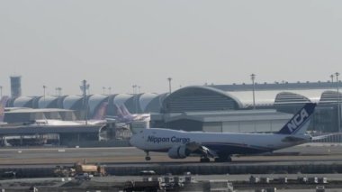 BANGKOK, THAILAND - 21 HAZİRAN 2023: Boeing 747, Nippon Kargo Havayolları 'ndan JA17KZ Suvarnabhumi Havaalanı' nda piste iniyor, fren yapıyor. Yan görüş, kargo gemisi. Jumbo jet geliyor, kanatlar yukarı.