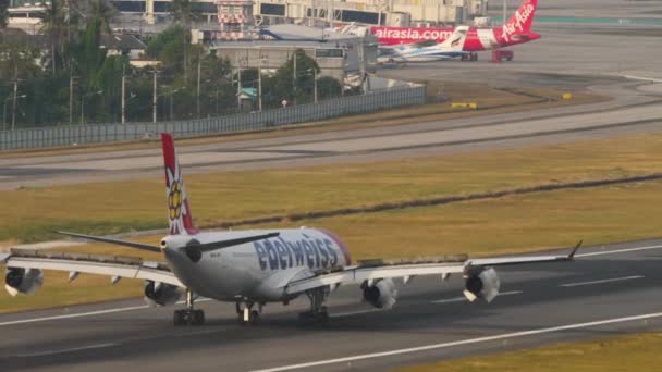 Phuket Thailand Helmikuu 2023 Edelweissin Airbus A340 Laskeutuminen Jarrutus Phuketin — kuvapankkivideo