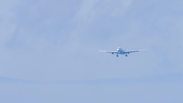 Підхід Посадки Реактивного Літака Блакитне Небо Довгий Постріл Кадри Пасажирського — стокове відео