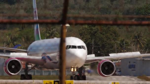 Phuket Tailandia Febrero 2023 Boeing 767 B6703 Sunday Airlines Braking — Vídeo de stock