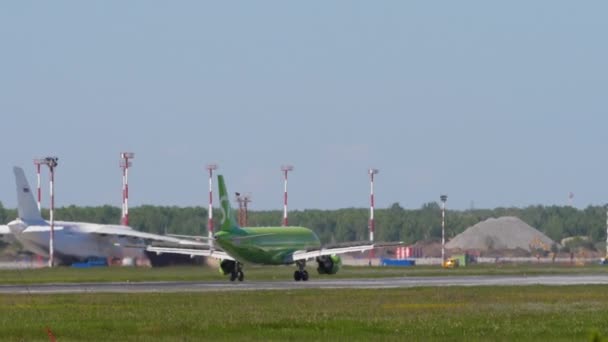 Novosibirsk Venäjä Federation Kesäkuu 2022 Airlinesin Lentokone Jarruttaa Laskeutumisen Jälkeen — kuvapankkivideo