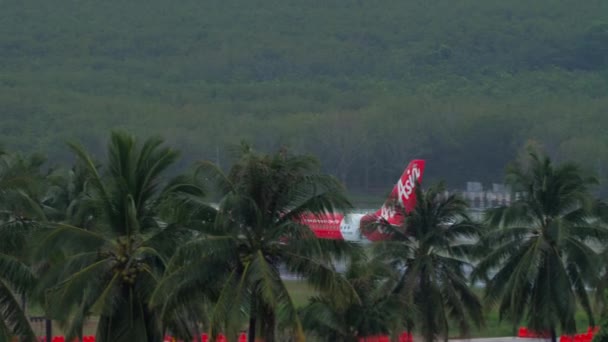 Phuket Thailand November 2019 Airbus 320 Airasia Bromsar Efter Landning — Stockvideo