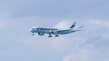 PHUKET, THAILAND - 4 Şubat 2023 Airbus A350 Finnair inişi. Yolcu uçağı Phuket havaalanından yaklaşıyor. Turizm ve seyahat kavramı