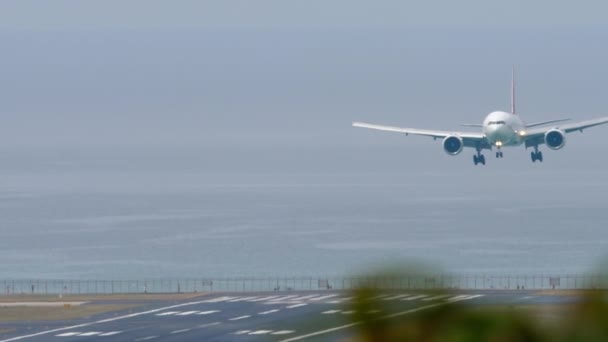 Szerokie Samoloty Lądują Lotnisku Phuket Samolot Pasażerski Przybył Tło Morskie — Wideo stockowe
