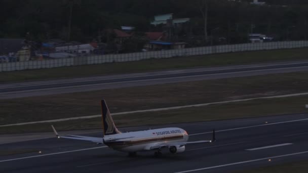 Phuket Thailand February 2023 737 싱가포르 공항에서 아름다운 일몰에 비행기 — 비디오