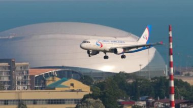 SOCHI, RUSSIA - AUGust 02, 2022: Ticari Airbus A320-214, Ural Havayolları 'ndan RA-73827 Sochi Havaalanı' na iniş yapmak üzere yan görüş. Turizm ve seyahat kavramı