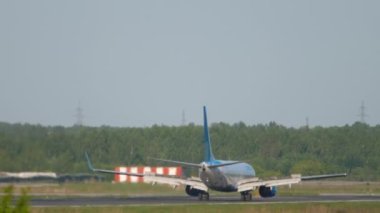 NOVOSIBIRSK, RUSYA FEDERasyonu - 12 Haziran 2022: Pobeda Havaalanı 'ndan Lowcost Boeing 737 Tolmachevo Havaalanı' na indikten sonra fren yapıyor. Turizm ve seyahat konsepti, uçuş.