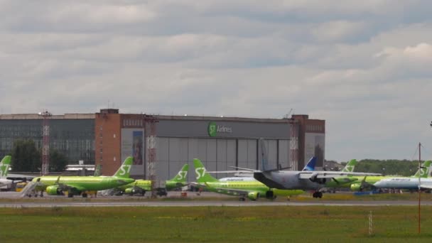ロシア連邦のノヴォシビルスク 2022年7月15日 軍用輸送機アントノフAn 26がトルマチェヴォ空港に着陸 — ストック動画