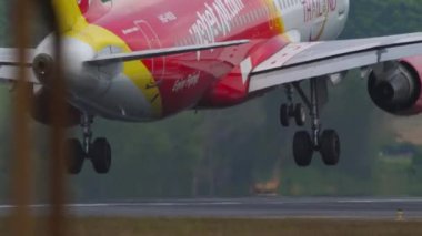 PHUKET, THAILAND - 31 Ocak 2023: Yolcu uçağı Airbus A320, HS-VKB VietJet Air Amazing Thailand Livery iniş, Phuket havaalanına iniş ve frenleme. Uçak geliyor.